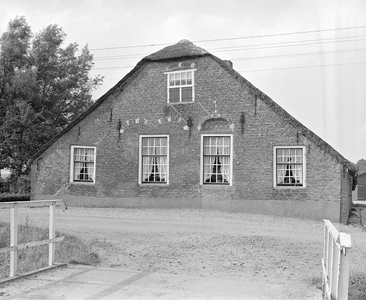 884309 Gezicht op de voorgevel van een boerderij in de omgeving van Lopikerkapel.